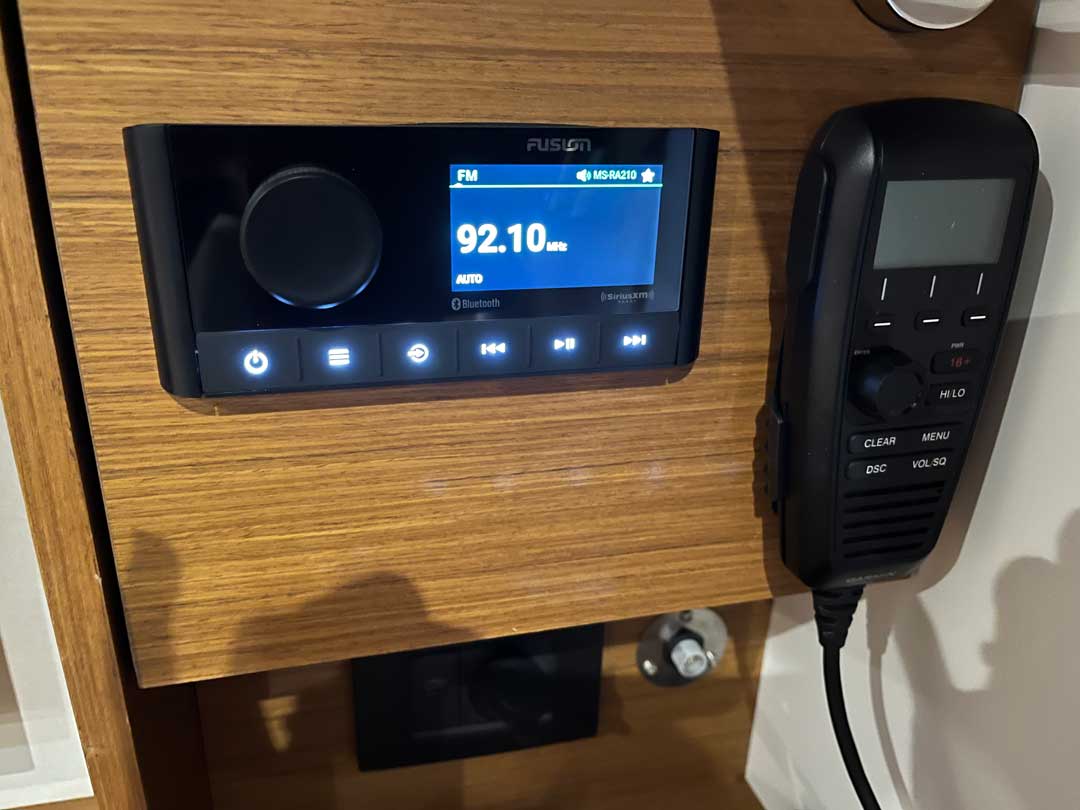 electronique-vhf-bateau-mdcp-canet electricite-pour-bateau-mdcp-refit-commissioning-canet